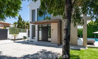 Villa modernista en venta en una comunidad privada rodeada de vegetación, en la Nueva Milla de Oro, entre Marbella y Estepona 785397 