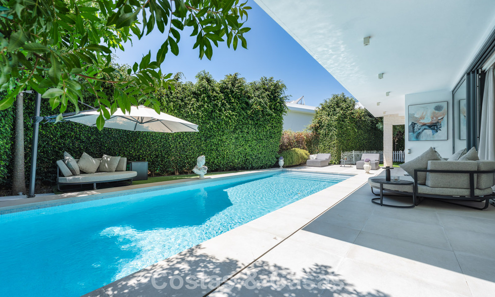 Villa modernista en venta en una comunidad privada rodeada de vegetación, en la Nueva Milla de Oro, entre Marbella y Estepona 785398