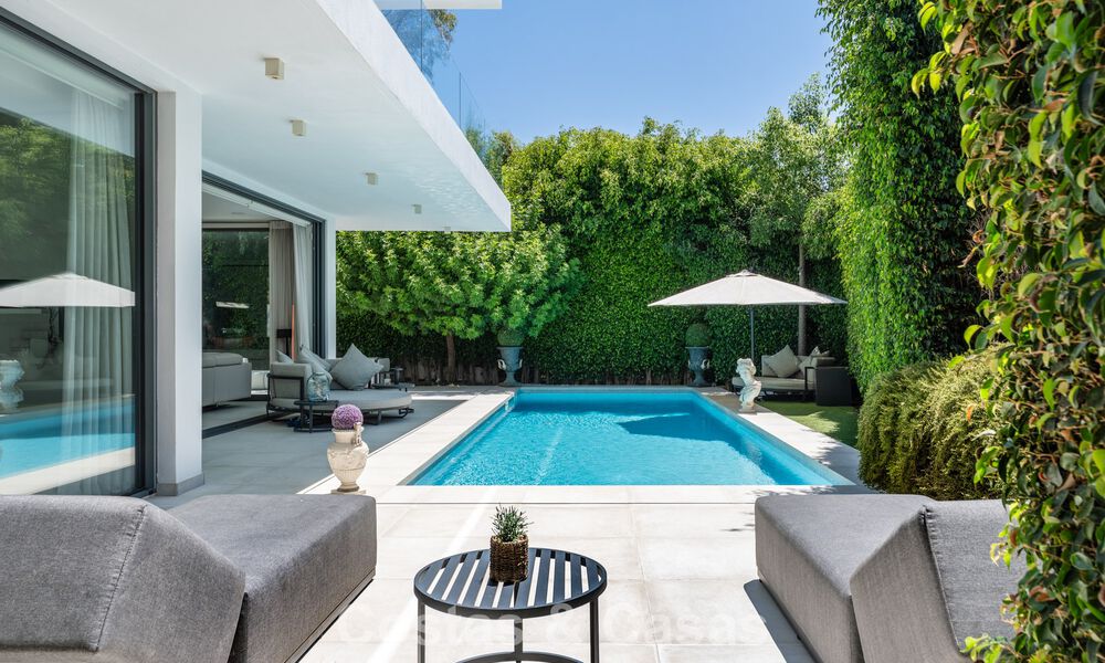 Villa modernista en venta en una comunidad privada rodeada de vegetación, en la Nueva Milla de Oro, entre Marbella y Estepona 785399