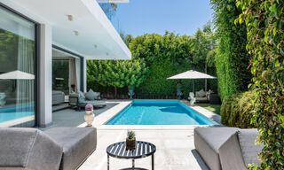 Villa modernista en venta en una comunidad privada rodeada de vegetación, en la Nueva Milla de Oro, entre Marbella y Estepona 785399 