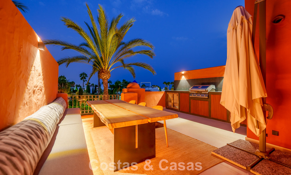 Prestigiosa casa adosada en venta en un exclusivo complejo residencial en la Milla de Oro de Marbella 785401