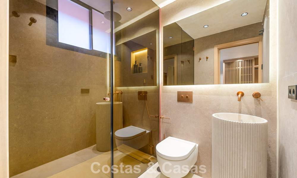 Prestigiosa casa adosada en venta en un exclusivo complejo residencial en la Milla de Oro de Marbella 785410