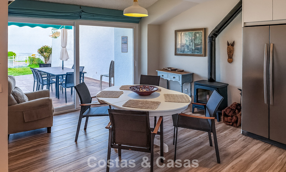 Amplia casa con vistas al mar, lista para entrar a vivir, en venta, junto a la playa, cerca de Estepona 785472
