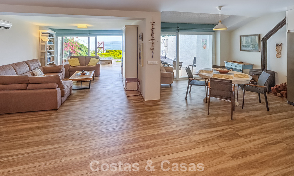 Amplia casa con vistas al mar, lista para entrar a vivir, en venta, junto a la playa, cerca de Estepona 785474