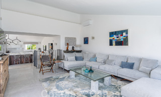 Encantadoras propiedades en venta en una urbanización en primera línea de playa cerca del centro de Estepona 808308 