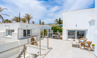 Encantadoras propiedades en venta en una urbanización en primera línea de playa cerca del centro de Estepona 808317 