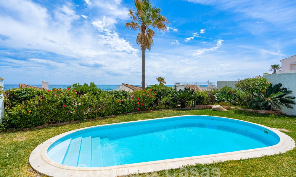 Encantadoras propiedades en venta en una urbanización en primera línea de playa cerca del centro de Estepona 808321