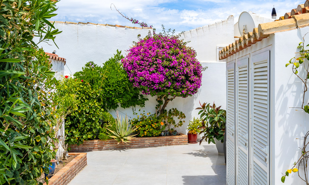 Encantadoras propiedades en venta en una urbanización en primera línea de playa cerca del centro de Estepona 808322