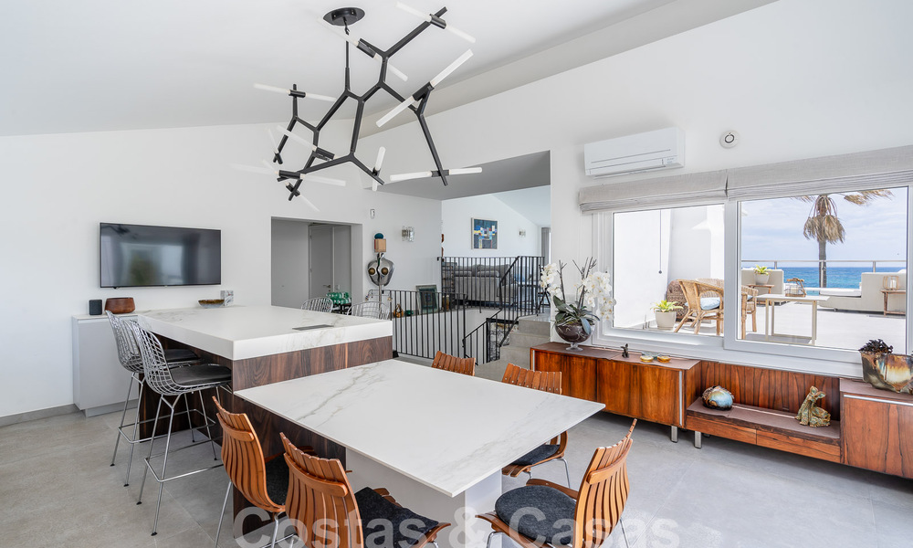 Encantadoras propiedades en venta en una urbanización en primera línea de playa cerca del centro de Estepona 808326