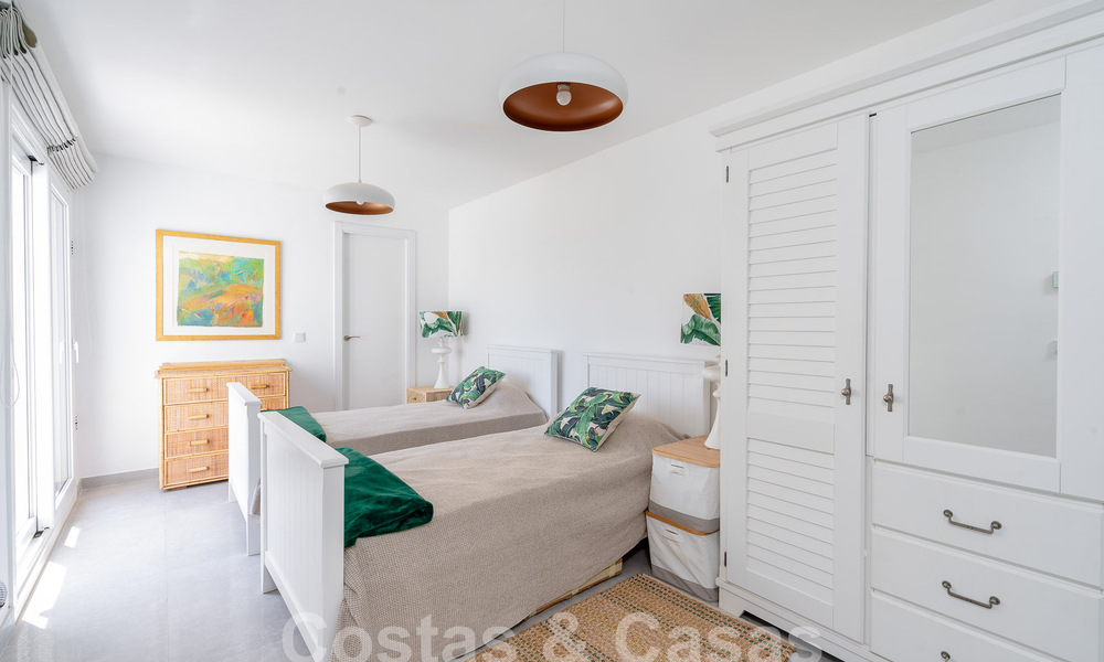 Encantadoras propiedades en venta en una urbanización en primera línea de playa cerca del centro de Estepona 808330