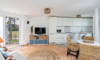 Encantadoras propiedades en venta en una urbanización en primera línea de playa cerca del centro de Estepona 808335 