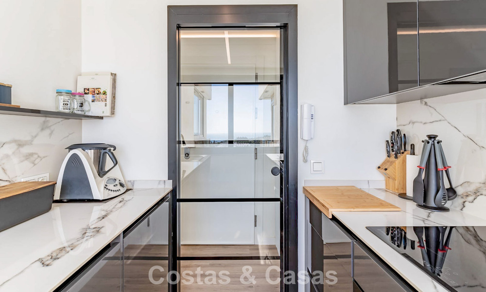 Apartamento contemporáneo reformado de 3 dormitorios con vistas abiertas al mar en venta en la zona este del centro de Marbella 785520