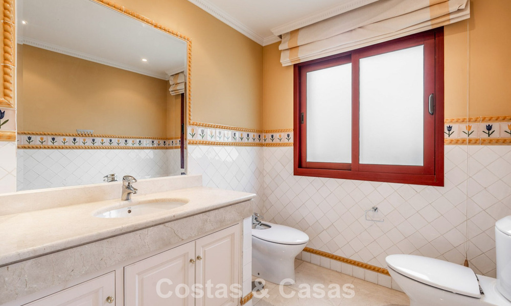 Espaciosa villa de lujo española en venta en una zona residencial aislada de la Milla de Oro de Marbella 785678