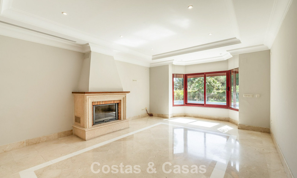 Espaciosa villa de lujo española en venta en una zona residencial aislada de la Milla de Oro de Marbella 785684