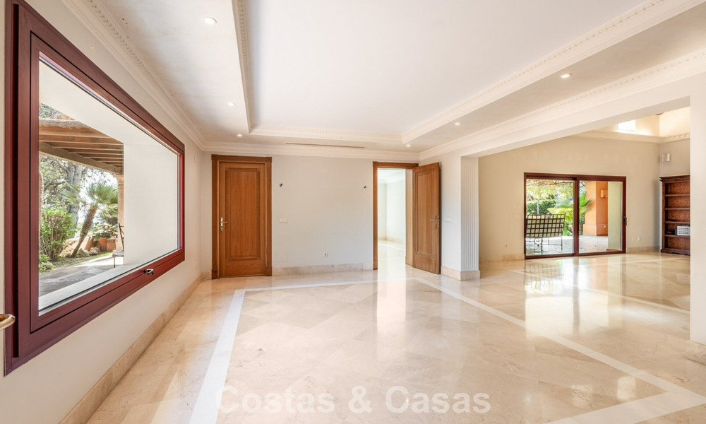 Espaciosa villa de lujo española en venta en una zona residencial aislada de la Milla de Oro de Marbella 785695