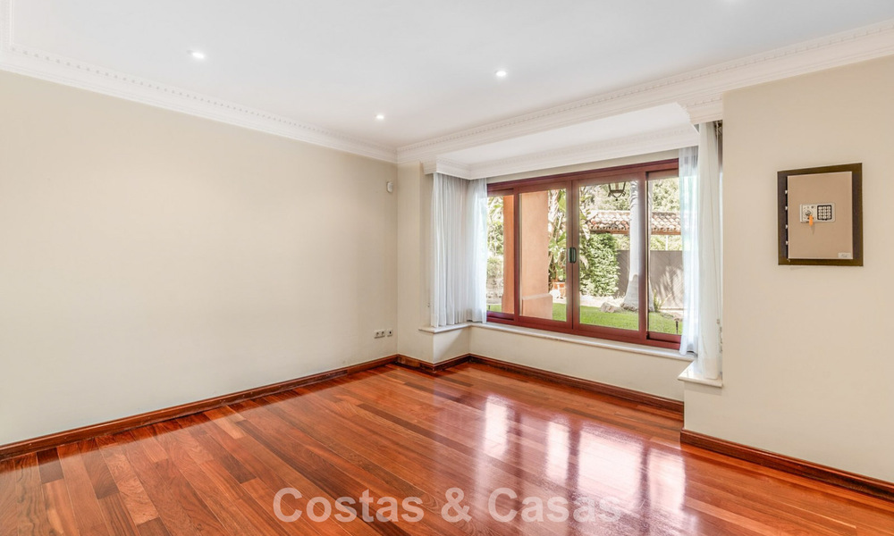 Espaciosa villa de lujo española en venta en una zona residencial aislada de la Milla de Oro de Marbella 785696