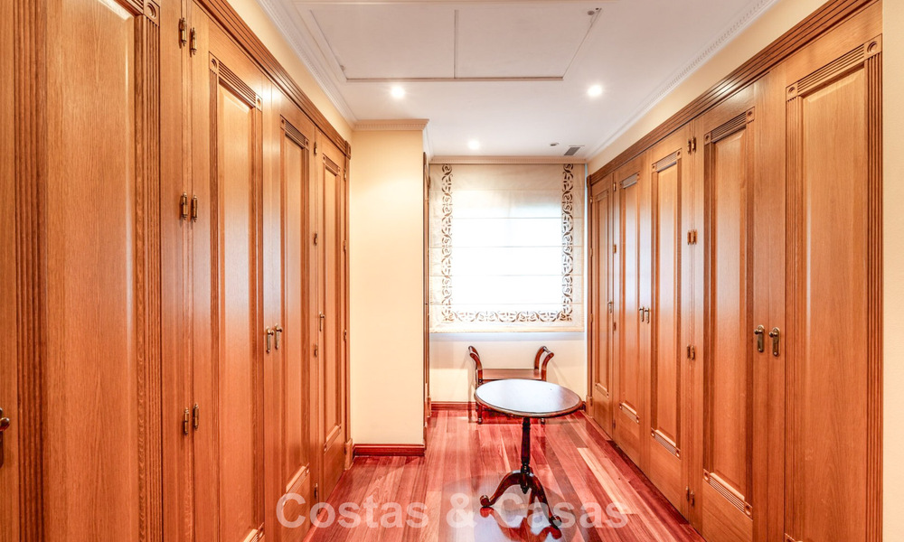 Espaciosa villa de lujo española en venta en una zona residencial aislada de la Milla de Oro de Marbella 785697