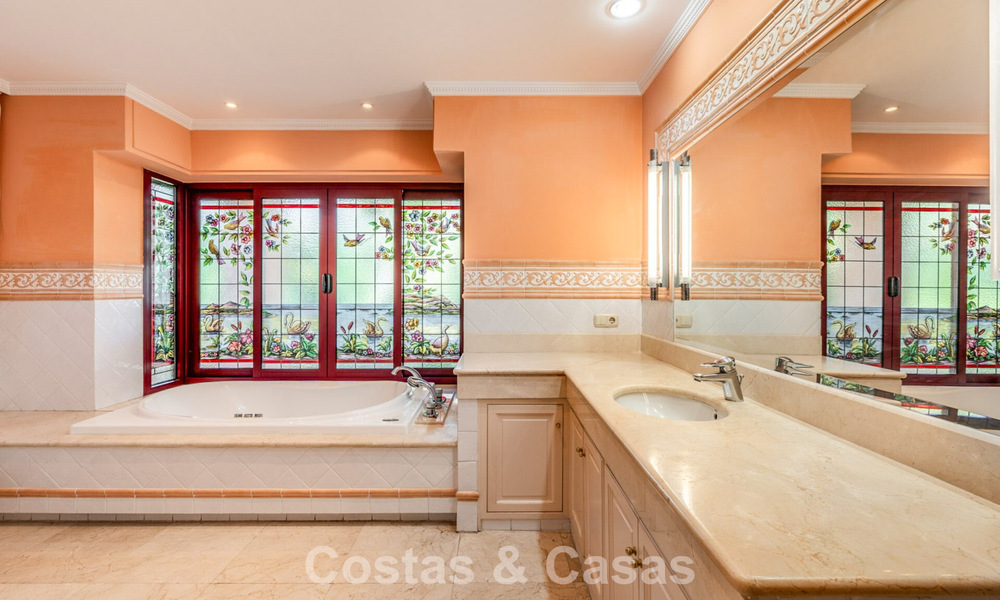 Espaciosa villa de lujo española en venta en una zona residencial aislada de la Milla de Oro de Marbella 785698