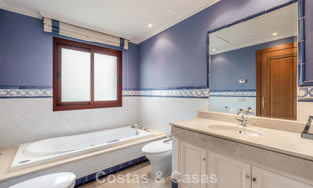 Espaciosa villa de lujo española en venta en una zona residencial aislada de la Milla de Oro de Marbella 785700
