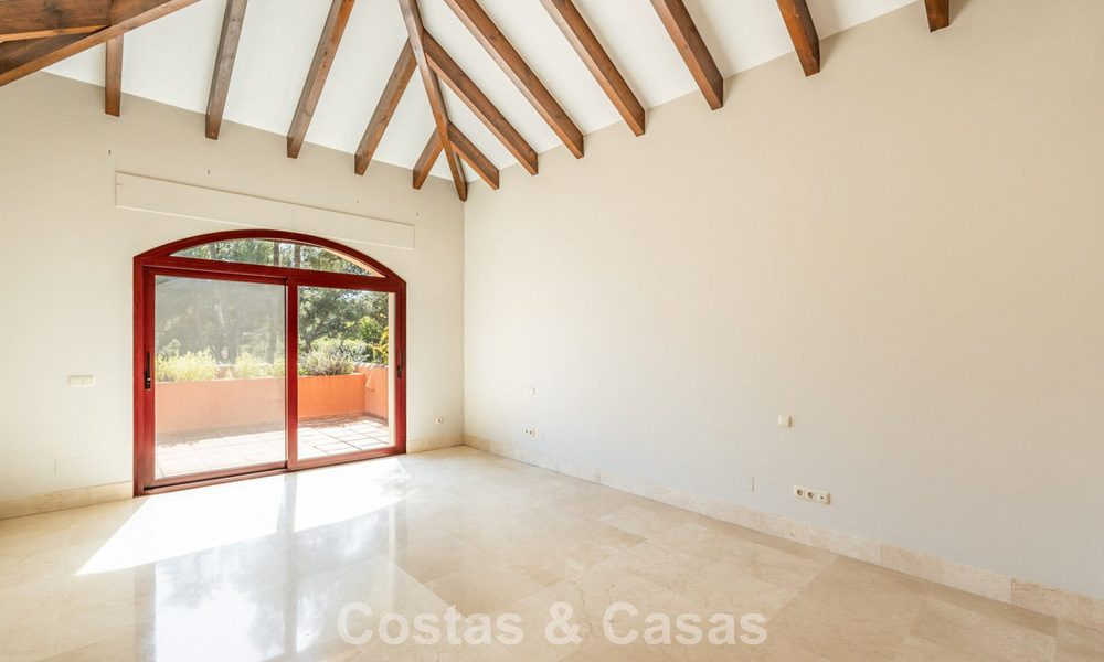 Espaciosa villa de lujo española en venta en una zona residencial aislada de la Milla de Oro de Marbella 785701