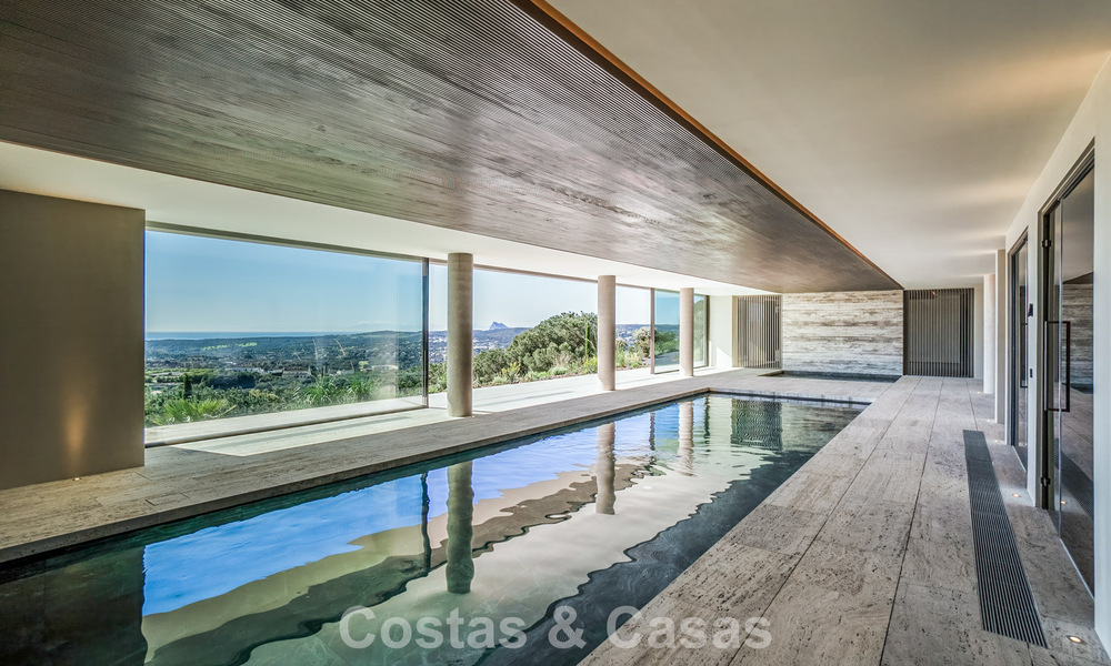 Villa de lujo a la venta con vistas al mar en una urbanización cerrada con seguridad 24/7 en Sotogrande, Costa del Sol 785636