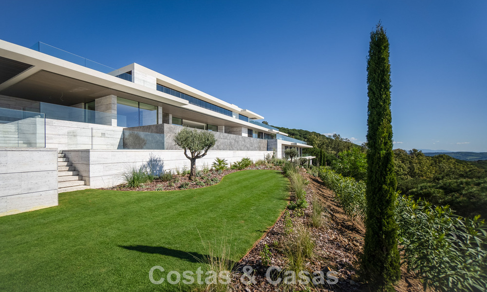 Villa de lujo a la venta con vistas al mar en una urbanización cerrada con seguridad 24/7 en Sotogrande, Costa del Sol 785638