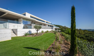 Villa de lujo a la venta con vistas al mar en una urbanización cerrada con seguridad 24/7 en Sotogrande, Costa del Sol 785638 