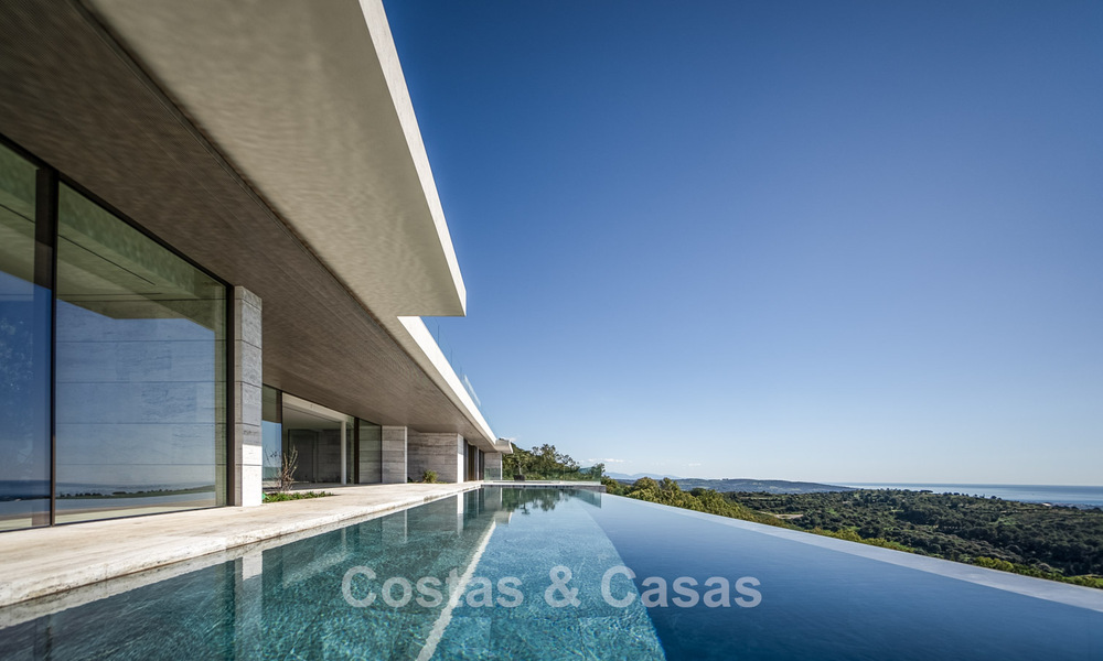 Villa de lujo a la venta con vistas al mar en una urbanización cerrada con seguridad 24/7 en Sotogrande, Costa del Sol 785639