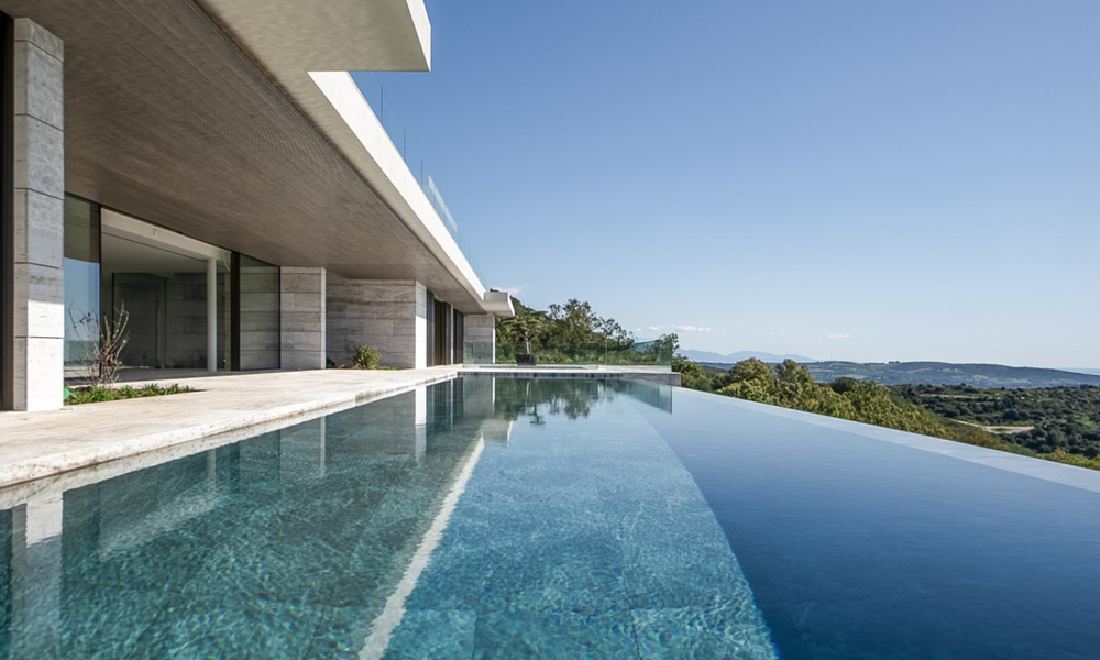 Villa de lujo a la venta con vistas al mar en una urbanización cerrada con seguridad 24/7 en Sotogrande, Costa del Sol 785640