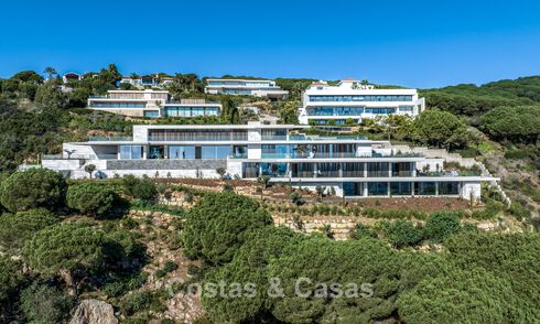 Villa de lujo a la venta con vistas al mar en una urbanización cerrada con seguridad 24/7 en Sotogrande, Costa del Sol 785643