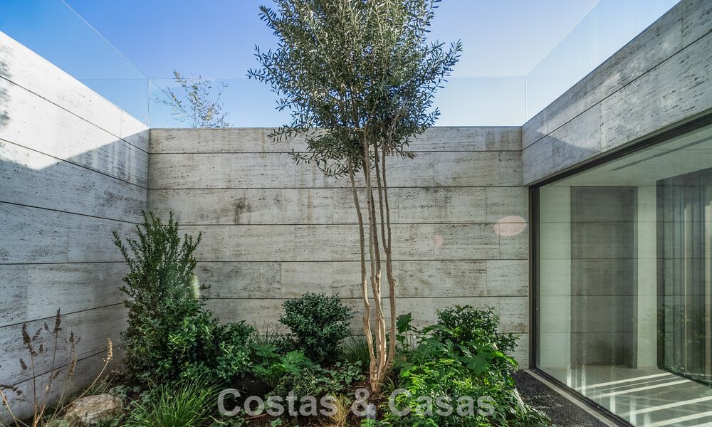 Villa de lujo a la venta con vistas al mar en una urbanización cerrada con seguridad 24/7 en Sotogrande, Costa del Sol 785646