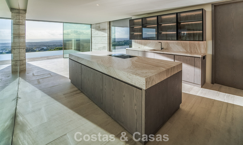 Villa de lujo a la venta con vistas al mar en una urbanización cerrada con seguridad 24/7 en Sotogrande, Costa del Sol 785647