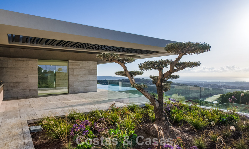 Villa de lujo a la venta con vistas al mar en una urbanización cerrada con seguridad 24/7 en Sotogrande, Costa del Sol 785648