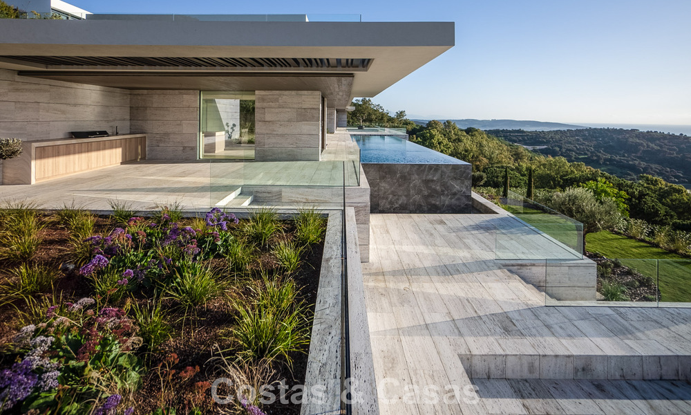 Villa de lujo a la venta con vistas al mar en una urbanización cerrada con seguridad 24/7 en Sotogrande, Costa del Sol 785649