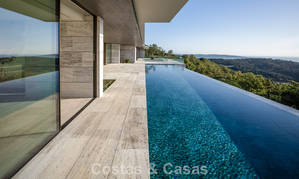 Villa de lujo a la venta con vistas al mar en una urbanización cerrada con seguridad 24/7 en Sotogrande, Costa del Sol 785650