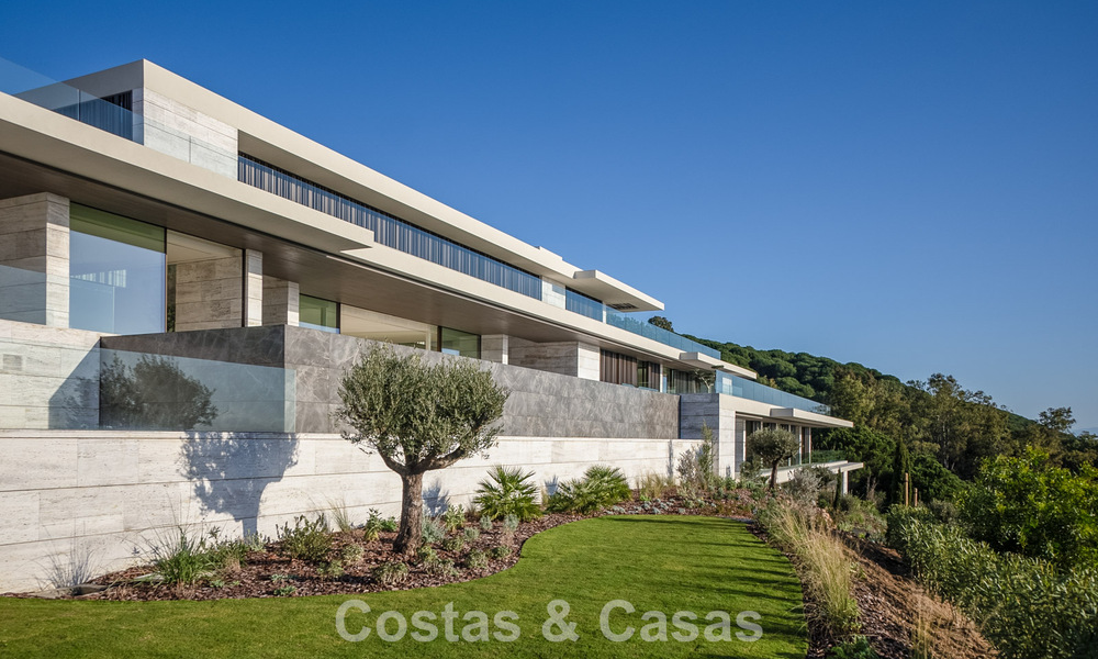 Villa de lujo a la venta con vistas al mar en una urbanización cerrada con seguridad 24/7 en Sotogrande, Costa del Sol 785651