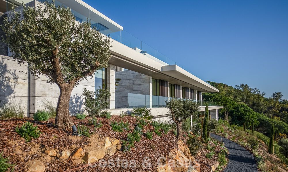 Villa de lujo a la venta con vistas al mar en una urbanización cerrada con seguridad 24/7 en Sotogrande, Costa del Sol 785652