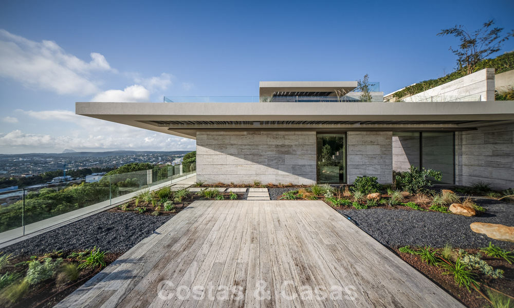 Villa de lujo a la venta con vistas al mar en una urbanización cerrada con seguridad 24/7 en Sotogrande, Costa del Sol 785654