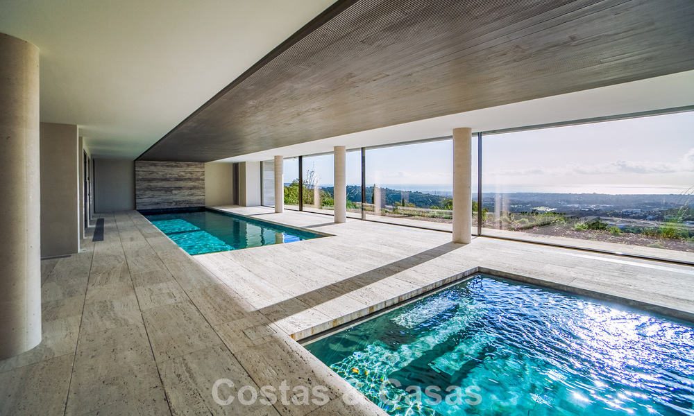 Villa de lujo a la venta con vistas al mar en una urbanización cerrada con seguridad 24/7 en Sotogrande, Costa del Sol 785657