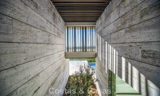 Villa de lujo a la venta con vistas al mar en una urbanización cerrada con seguridad 24/7 en Sotogrande, Costa del Sol 785662 
