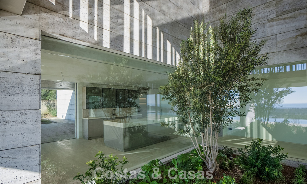 Villa de lujo a la venta con vistas al mar en una urbanización cerrada con seguridad 24/7 en Sotogrande, Costa del Sol 785667