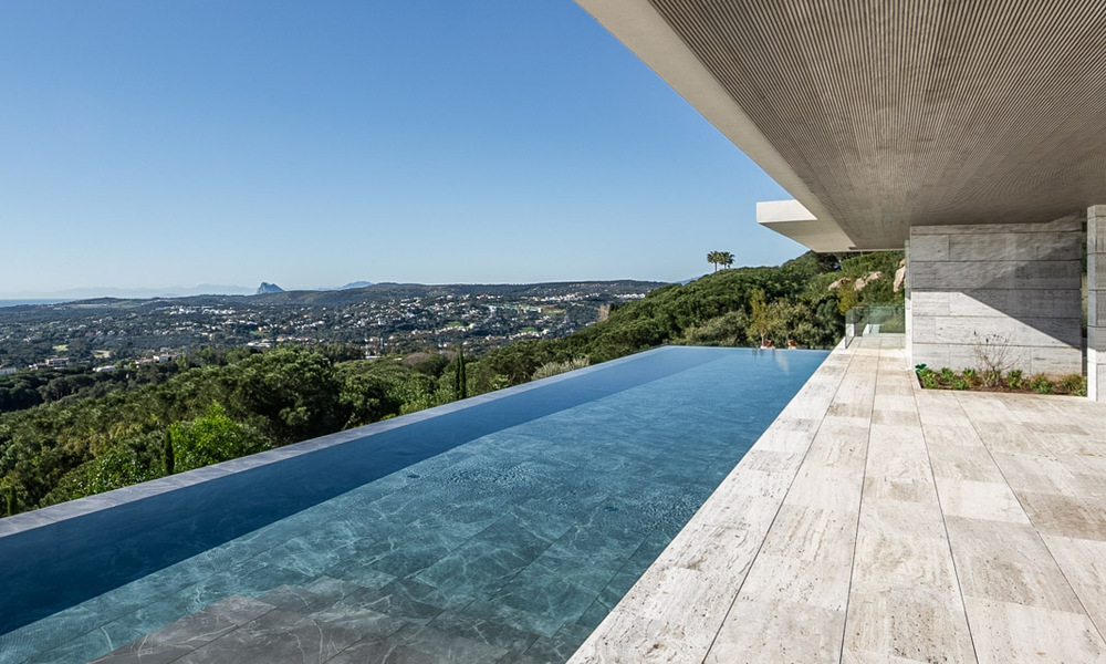 Villa de lujo a la venta con vistas al mar en una urbanización cerrada con seguridad 24/7 en Sotogrande, Costa del Sol 785670