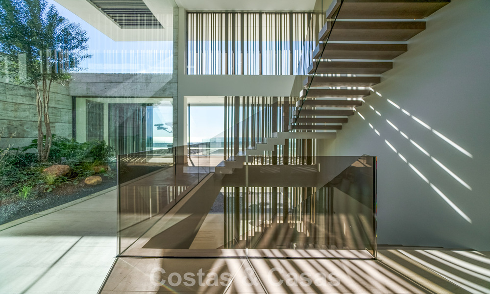 Villa de lujo a la venta con vistas al mar en una urbanización cerrada con seguridad 24/7 en Sotogrande, Costa del Sol 785672