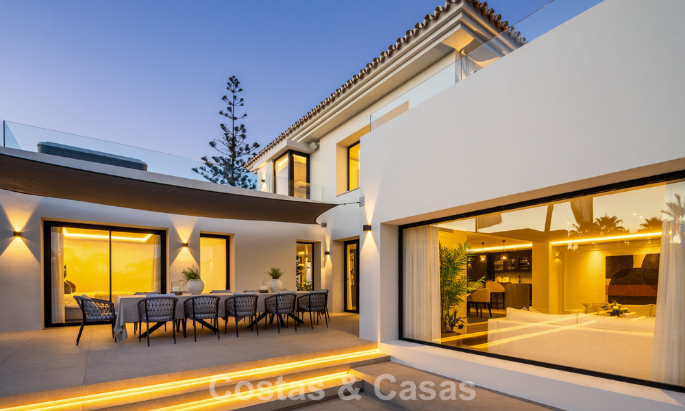 Impresionante villa en primera línea de golf en venta en el corazón de Nueva Andalucía, Marbella 785593
