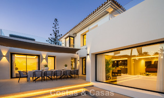 Impresionante villa en primera línea de golf en venta en el corazón de Nueva Andalucía, Marbella 785593 