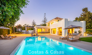 Impresionante villa en primera línea de golf en venta en el corazón de Nueva Andalucía, Marbella 785594 