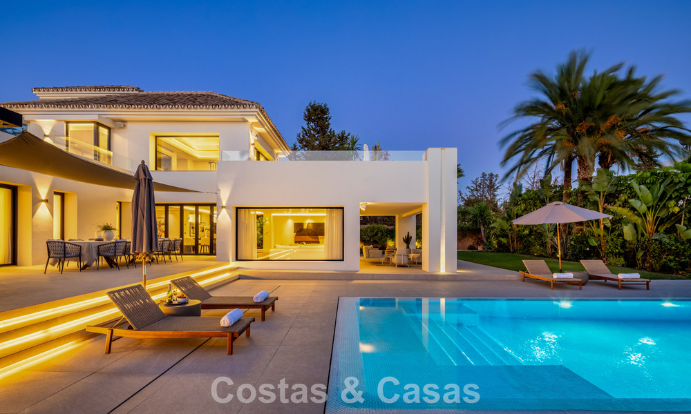 Impresionante villa en primera línea de golf en venta en el corazón de Nueva Andalucía, Marbella 785595