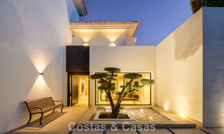 Impresionante villa en primera línea de golf en venta en el corazón de Nueva Andalucía, Marbella 785596 