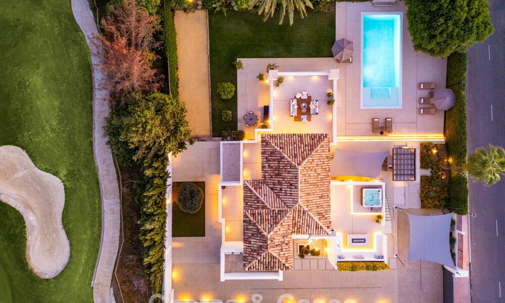 Impresionante villa en primera línea de golf en venta en el corazón de Nueva Andalucía, Marbella 785597