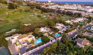 Impresionante villa en primera línea de golf en venta en el corazón de Nueva Andalucía, Marbella 785598 